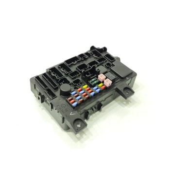 CAJA RELES / FUSIBLES 8637A881 