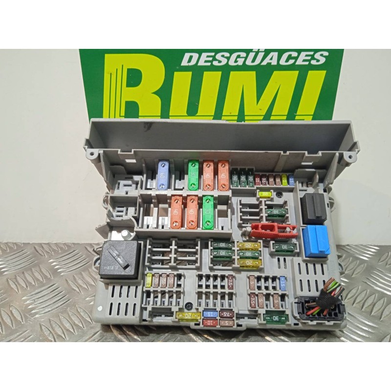 Recambio de caja reles / fusibles para bmw serie 3 berlina (e90) 320d referencia OEM IAM 6906621 690662103 