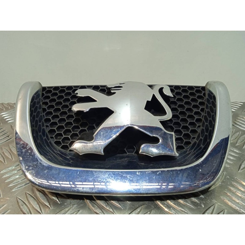 Recambio de rejilla delantera para peugeot 207 confort referencia OEM IAM 96864156  