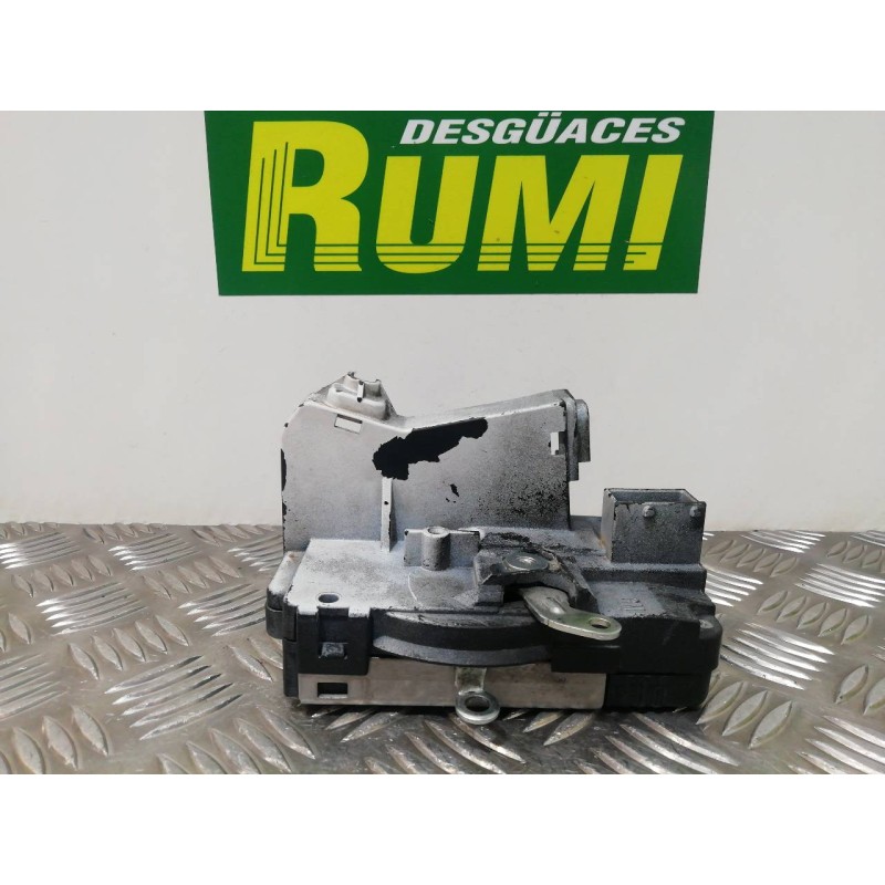 Recambio de cerradura puerta trasera izquierda para opel vivaro combi 2.9t corto referencia OEM IAM   