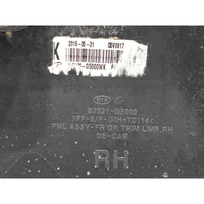 Recambio de guarnecido puerta delantera derecha para kia niro drive referencia OEM IAM 82321G5000  