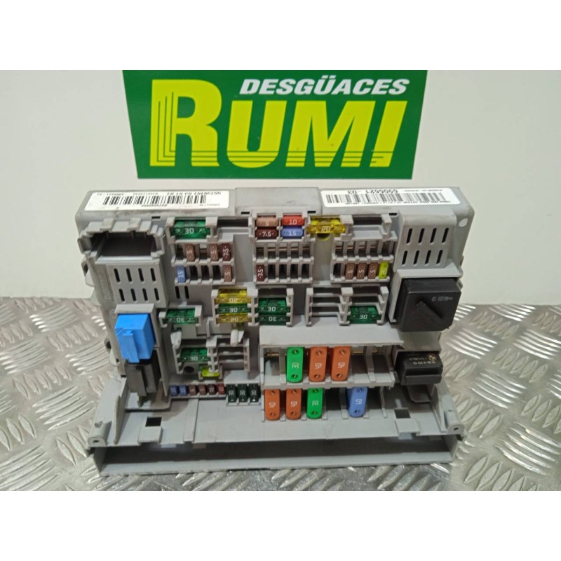 Recambio de caja reles / fusibles para bmw serie 3 berlina (e90) 320d referencia OEM IAM 690662103 690662101 10688710