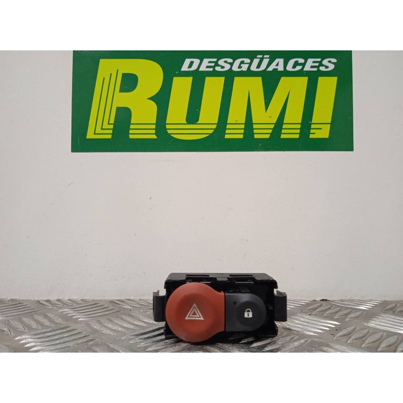Recambio de warning para renault clio grandtour dynamique referencia OEM IAM 8200214896 8200483813 8200409382