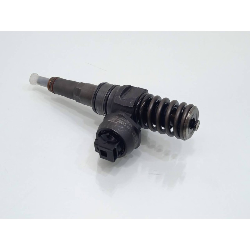 Recambio de inyector para volkswagen polo (9n3) advance referencia OEM IAM 038130073B  