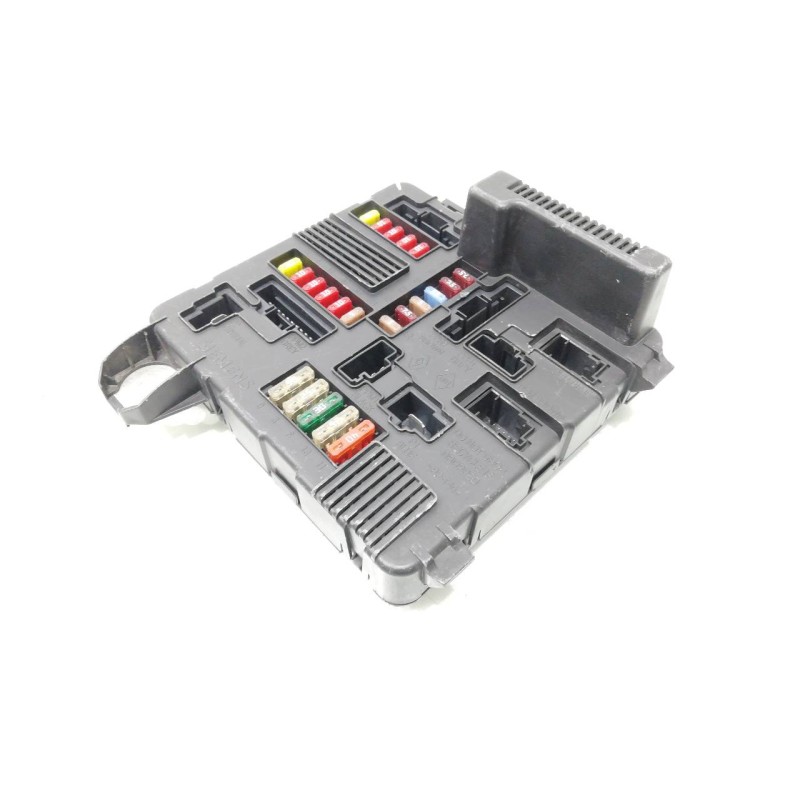 Recambio de caja reles / fusibles para renault megane ii berlina 3p confort dynamique referencia OEM IAM 8200306033  