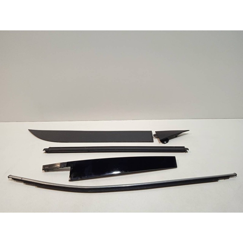 Recambio de moldura para seat arona referencia OEM IAM 6F9853970  