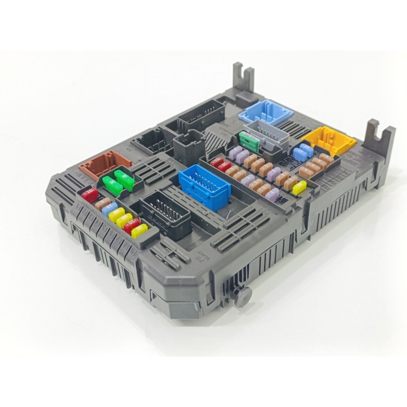 Recambio de caja reles / fusibles para opel corsa f e gs referencia OEM IAM 9832880380  